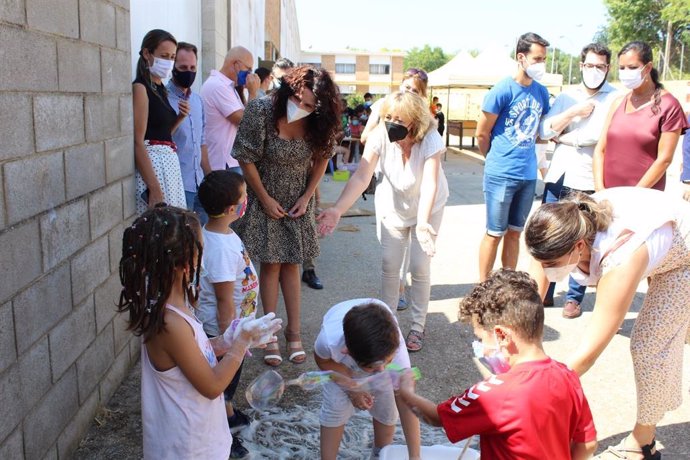 La consejera de Igualdad, Rocío Ruiz, en una escuela de verano en Huelva.