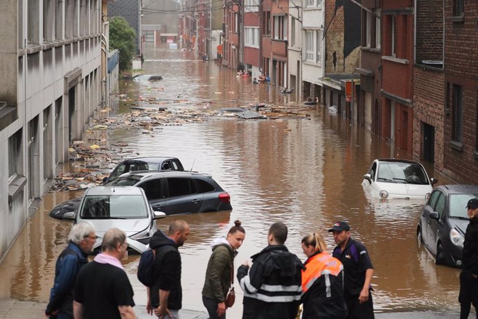 Una calle de Lieja durante las inundaciones causadas por las fuertes lluvias en Bélgica