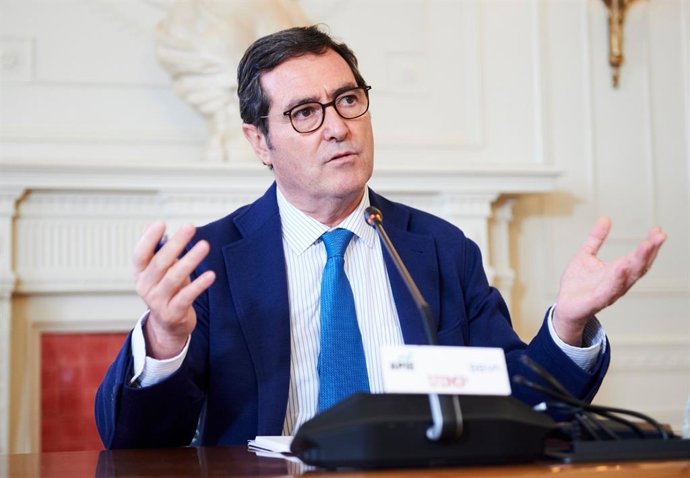 Archivo - El presidente de CEOE, Antonio Garamendi, en el seminario 'La economía de la pandemia' organizado por APIE y BBVA en la UIMP de Santander.