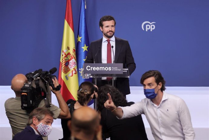 El presidente del PP, Pablo Casado, se dirige a ofrecer una rueda de prensa, acompañado del vicesecretario de Comunicación del partido, Pablo Montesinos (d), y del vicesecretario general Antonio González Terol (i), en la sede del partido, a 29 de julio 