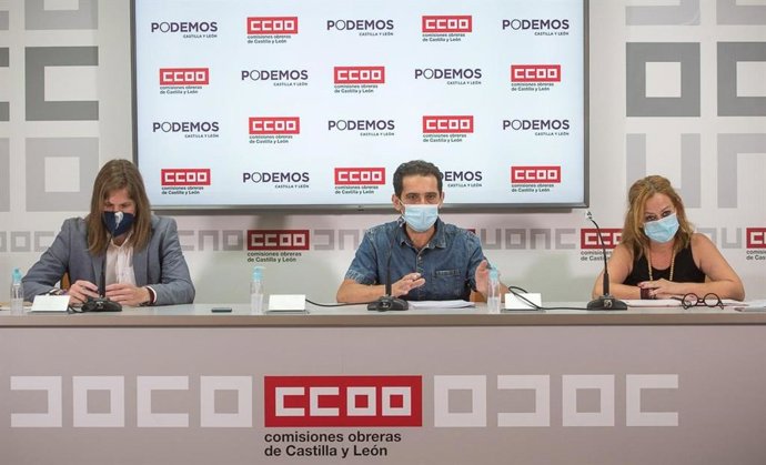 Andrés, en el centro de la imagen, en la rueda de prensa con Pablo Fernández, de Podemos