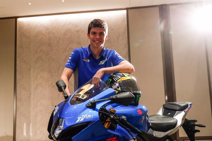 Archivo - Joan Mir, rider of Suzuki Ecstar MotoGP, poses for photo with a Suzuki R GSX and has helmet during the press conference after winning the MotoGP World Championship at VP Plaza Hotel on november 25, 2020, in Madrid, Spain