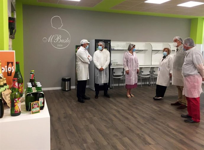 El  consejero de Medio Rural y Cohesión Territorial, Alejandro Calvo, visita la empresa Sidra Mayador.