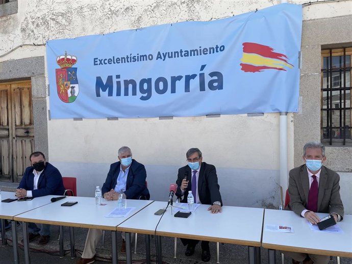El viceconsejero de Infraestructuras y Emergencias, Jose Luis Sanz Merino, presenta la implantación del bono rural de transporte gratuito en Mingorría (Ávila).
