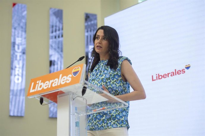 La presidenta de Ciudadanos, Inés Arrimadas, ofrece una rueda de prensa en la sede del partido, a 29 de julio de 2021, en Madrid (España). La comparecencia ha tenido lugar después de otra del presidente del Gobierno. En ambas ruedas de prensa se ha hech