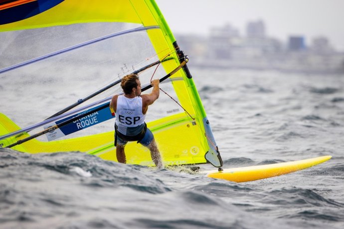 El español Ángel Granda en una regata en los Juegos Olímpicos de Tokyo 2020, en la bahía de Sagami