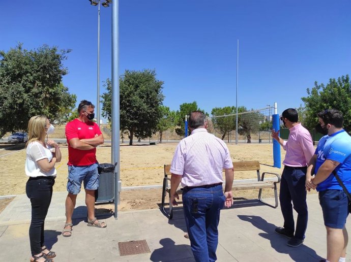 La alcaldesa de Alcalá de Guadaíra, Ana Isabel Jiménez, ha visitado la primera pista de vole-playa.