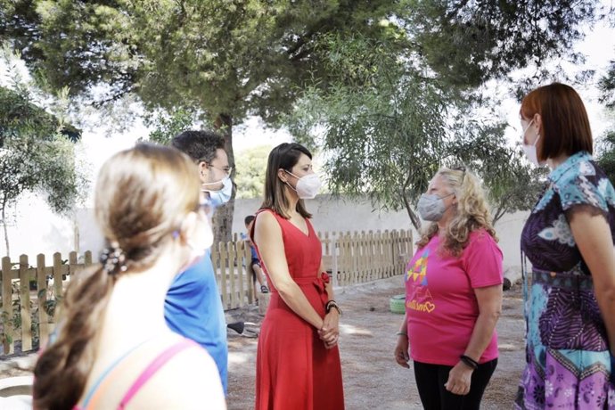 Angeles Martínez visita la escuela inclusiva de Altea en Almería