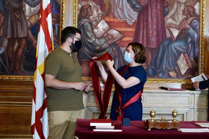 La alcaldesa de Barcelona, Ada Colau, ha presidido este jueves el acto de toma de posesión de Pau González como concejal del Ayuntamiento de Barcelona por el grupo municipal de BComú en sustitución de Joan Subirats.