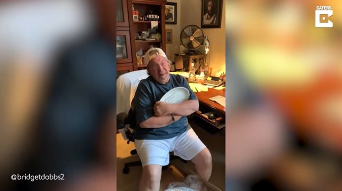 Este hombre se emociona hasta las lágrimas al recibir una receta plasmada en un plato de cerámica de su difunta madre