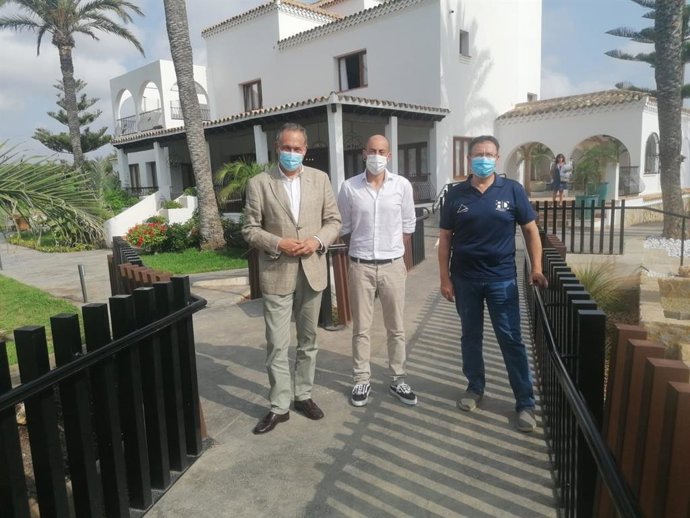 Vicente García Egera en su visita a hoteles de Mojácar