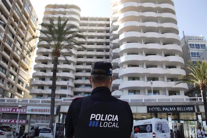 Un policía local hace guardia frente al hotel Palma Bellver, donde estuvieron confinados 249 jóvenes que tuvieron supuestamente relación directa o indirecta con el macrobrote de Covid entre estudiantes en viaje de fin de curso en Mallorca el pasado juni