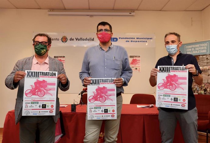 Prieto (I), Bustos (C) y Rey (D) en la presentación del Triatlón Ciudad de Valladolid.