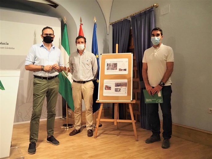 El delegado de Desarrollo Sostenible de la Junta en Córdoba, Giuseppe Aloisio (izda.), junto a los directores de espacios protegidos.