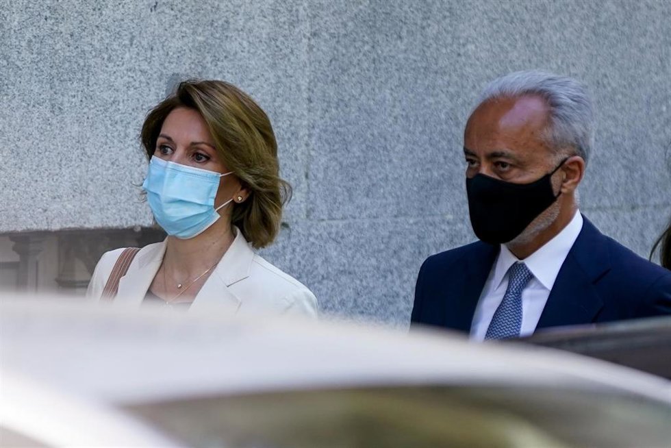 La ex secretaria general del PP María Dolores de Cospedal se dirige a la Audiencia Nacional para declarar en calidad de imputada ante el juez que investiga la 'Operación Kitchen' acompañada del abogado Jesús Santos, que representa al PP en el juicio por