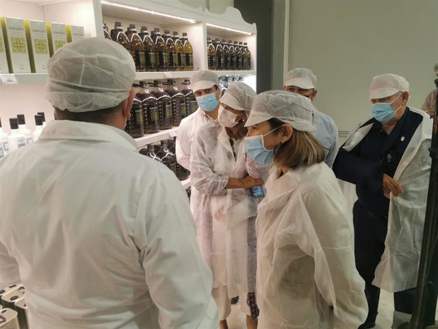 La consejera de Empleo, Formación y Trabajo Autónomo, Rocío Blanco, ha visitado este jueves la cooperativa de primer grado Oleand