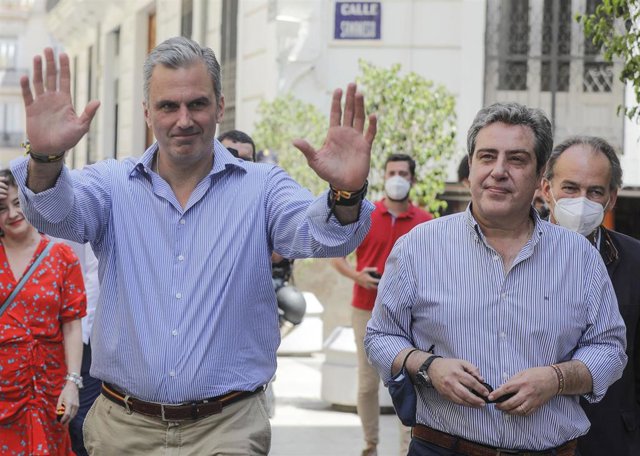 El secretario general de VOX, Javier Ortega Smith (i), y el presidente de Vox en Valencia, José María Llanos (d), a su llegada a la inauguración de la nueva sede del partido en la calle Navellos de Valencia, a 29 de julio de 2021, en Valencia