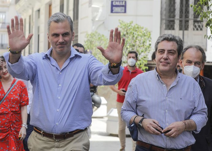 El secretario general de VOX, Javier Ortega Smith (i), y el presidente de Vox en Valencia, José María Llanos (d), a su llegada a la inauguración de la nueva sede del partido en la calle Navellos de Valencia, a 29 de julio de 2021, en Valencia, Comunidad
