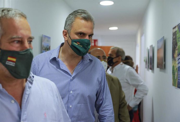 El secretario general de VOX, Javier Ortega Smith (2i), durante la inauguración de la nueva sede del partido en la calle Navellos de Valencia, a 29 de julio de 2021, en Valencia, Comunidad Valenciana (España).