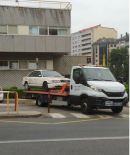 Coche inspeccionado por la Policía en Ourense en relación al triple crimen de la familia barrio ocurrido en Burgos.
