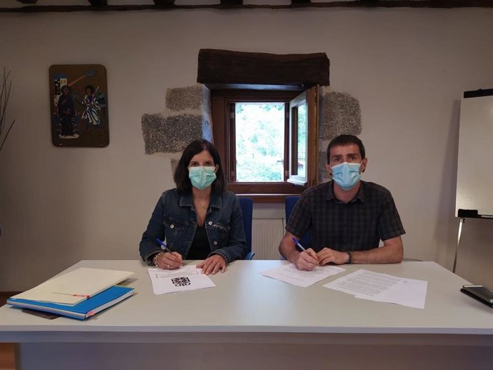 Berta Miranda, directora general de Transportes y Movilidad Sostenible, y David Oroz, Presidente de la Mancomunidad de Sakana, durante la firma del convenio.