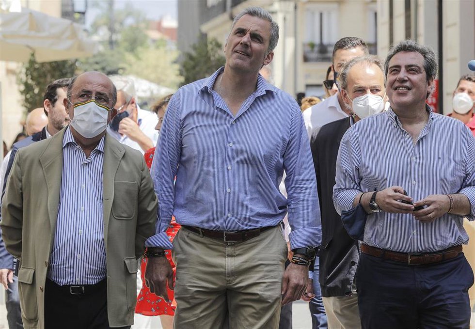 El secretario general de VOX, Javier Ortega Smith (2i), y el presidente de Vox en Valencia, José María Llanos (1d), a su llegada a la inauguración de la nueva sede del partido en la calle Navellos de Valencia, a 29 de julio de 2021, en Valencia