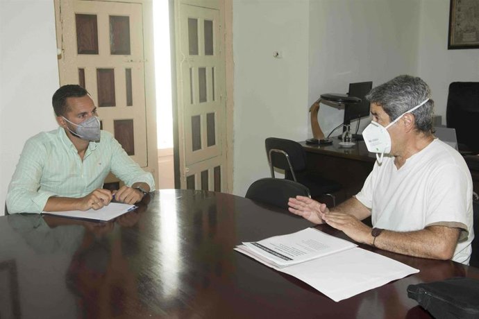 El representante de la Plataforma por el Monte Andaluz, Vicente Jurado, durante el encuentro con el vicepresidente segundo y responsable del área de Transición Ecológica y Desarrollo Urbano Sostenible de Diputación de Cádiz, Mario Fernández.