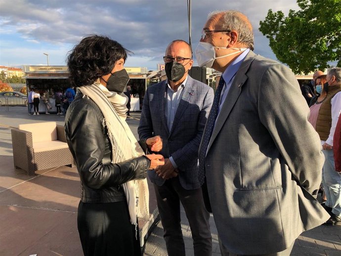 Archivo - Manuel Rando, presidente de la DPT, y Felipe Faci, consejero de Educación y Cultura del Gobierno de Aragón.