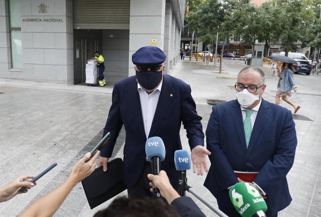 (I-D) El comisario jubilado José Manuel Villarejo, acompañado por su abogado, Antonio García Cabrera, ofrece declaraciones a los medios de comunicación tras salir de la Audiencia Nacional para declarar en un juicio por una pieza del caso ‘Tándem’, a 6 de 