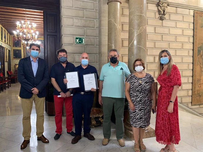 La portavoz del PP en el Ayuntamiento de Palma, Mercedes Celeste, con representantes de Afedeco, ADED y afectados de Acire.