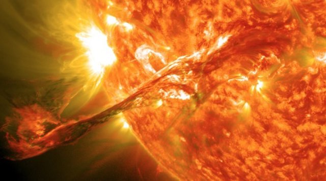 Filamento de material solar expulsado al espacio durante una eyección de masa coronal, uno de los fenómenos asociados a la actividad magnética solar