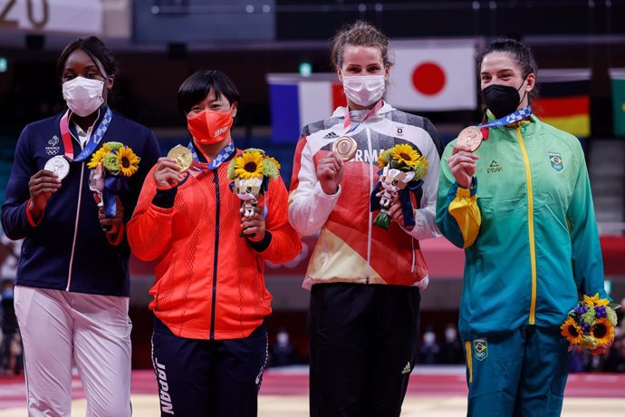 29 July 2021, Japan, Tokyo: (L-R) Silver medallist France's Madeleine Malonga, Gold medallist Japan's Shori Hamada and Bronze medallists Germany's Anna-Maria Wagner and Brazil's Mayra Aguiar celebrate during the medal ceremony for the judo women's -78kg