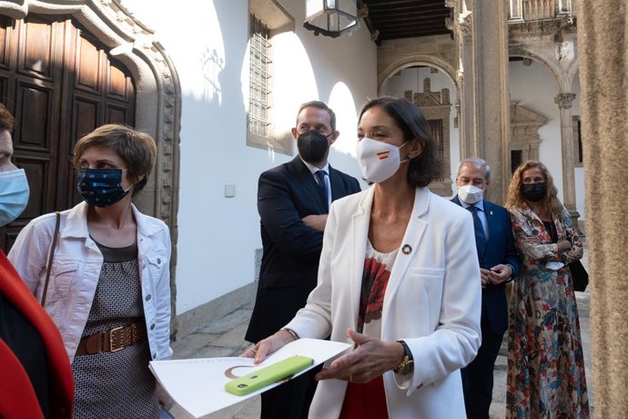 (I-D) El secretario de Estado de Turismo, Fernando Valdés; la ministra de Industria, Comercio y Turismo, Reyes Maroto; el presidente de la Diputación de Lugo, José Tomé, y la presidenta de la Diputación de Pontevedra, Carmela Silva.