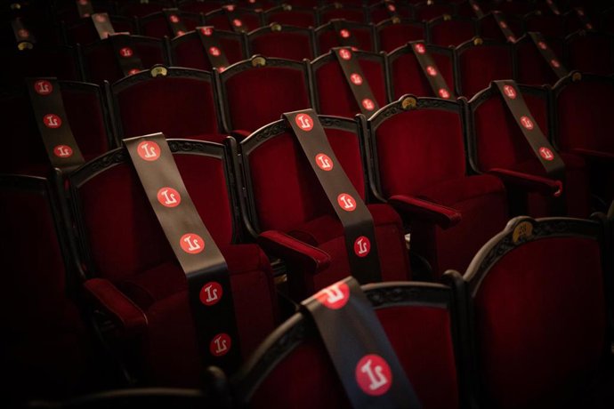 Archivo - Asientos precintados durante la apertura de la temporada del Liceu, en Barcelona, Cataluña, (España), a 25 de septiembre de 2020. La apertura ha estado marcada por la implantación de nuevas medidas de seguridad por el Covid-19.