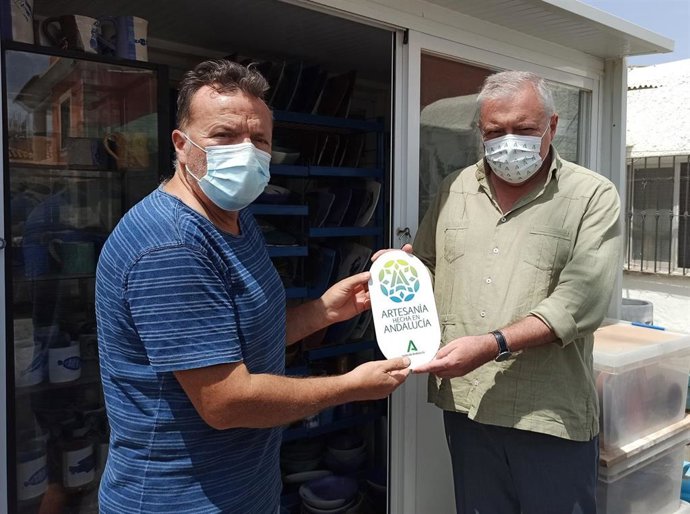Entrega de la placa de la nueva marca al artesano ceramista de Almería Antonio José Flores