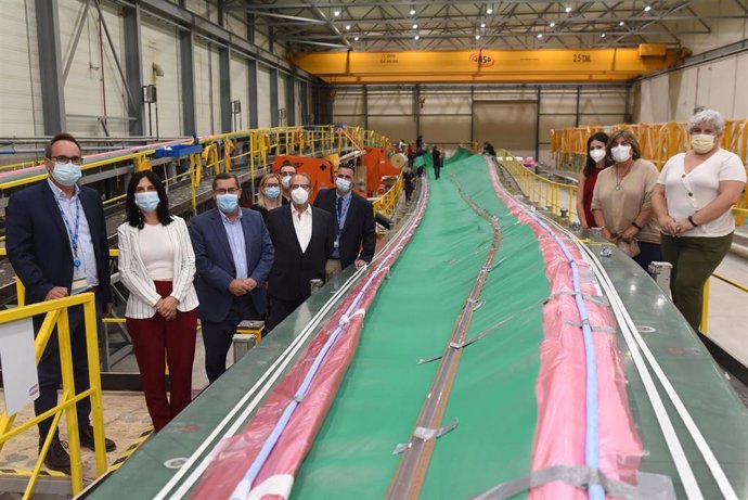 El presidente de la Diputación de Granada visita la empresa Eblades Technology, dedicada a la fabricación de palas para aerogeneradores