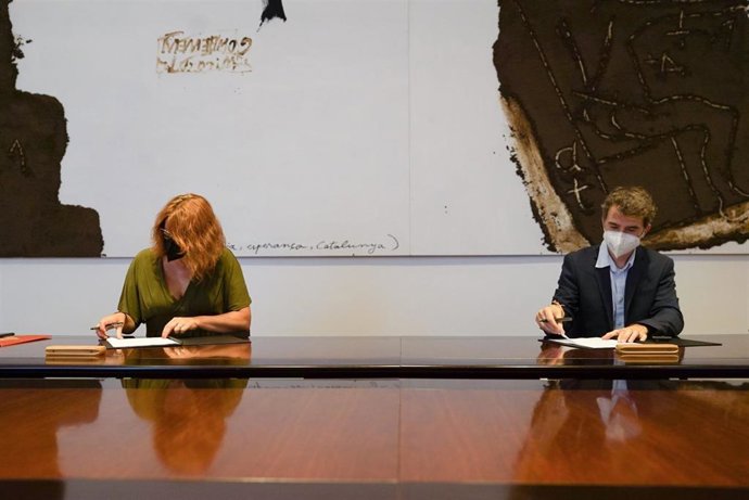 La teniente de alcalde de Agenda 2030, Transición Digital, Deportes y Coordinación Territorial y Metropolitana, Laia Bonet, ha subscrito un convenio con el director de la Fundació Catalunya Europa, Pau Mas.