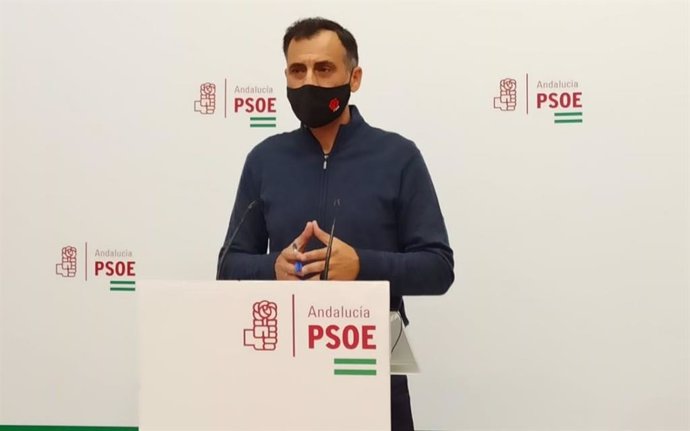 El senador del PSOE-A por Córdoba Alfonso Muñoz, en la sede de su partido.