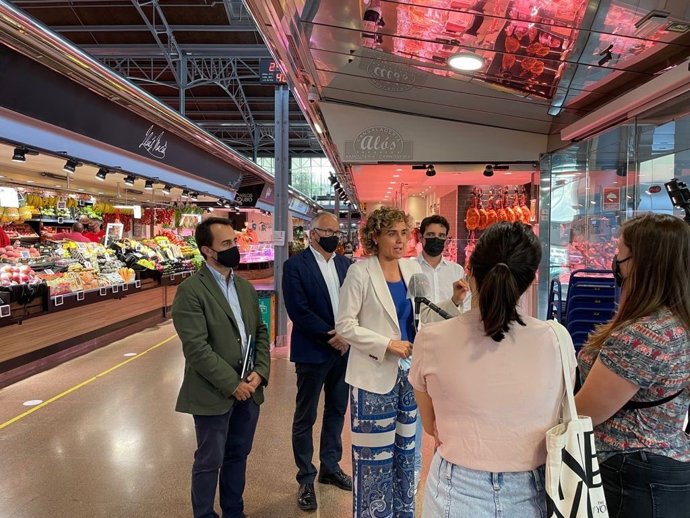 Dolors Montserrat, Óscar Ramírez, Josep Bou y Manu Reyes (PP) en una visita al Mercat del Ninot de Barcelona