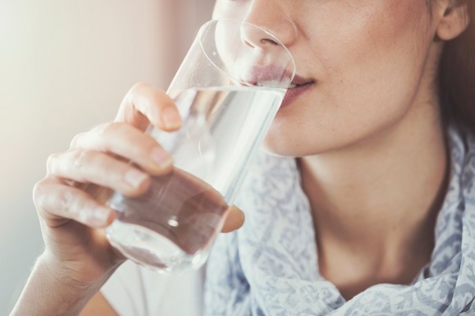 Archivo - Young woman drinking pure glass of water