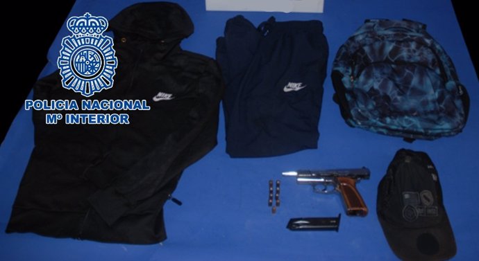 Armas y otros objetos localizados por la Policía.