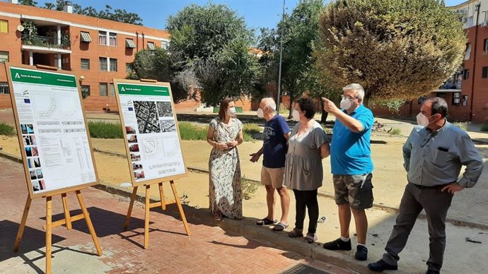 La delegada territorial de Fomento, Infraestructuras y Ordenación del Territorio, Cristina Casanueva (izda.), visita la Manzana 15 de la barriada Guadalquivir.