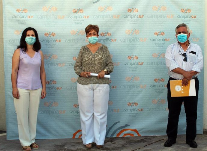 La presidenta de la Mancomunidad de Municipios Campiña Sur Cordobesa, Francisca Carmona (centro), en la presentación del Plan de Sostenibilidad Turística.