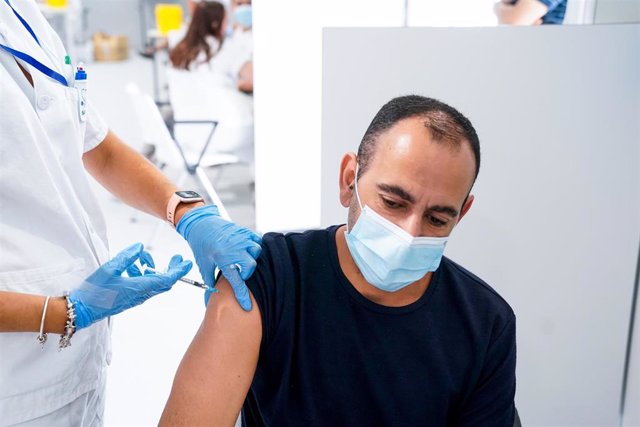 Archivo - Una enfermera vacuna a un hombre en el Hospital público de emergencias Enfermera Isabel Zendal