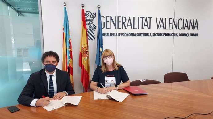El secretari autonmic de Turisme firma un acord de collaboració amb la presidenta de la FSMCV, Daniela González.