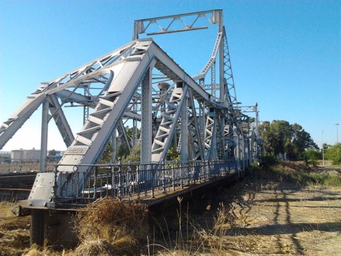 Archivo - Sevilla.- Los colectivos del puente de Alfonso XIII elevan al Ayuntamiento su propuesta de reubicación de la estructura