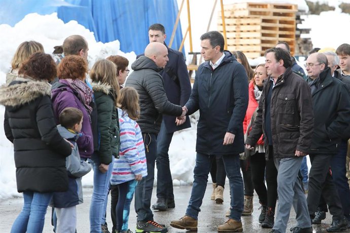 Archivo - Foto de archivo. El presidente del Gobierno, Pedro Sánchez, visita la zona golpeada por la borrasca 'Gloria', en Cantavieja.