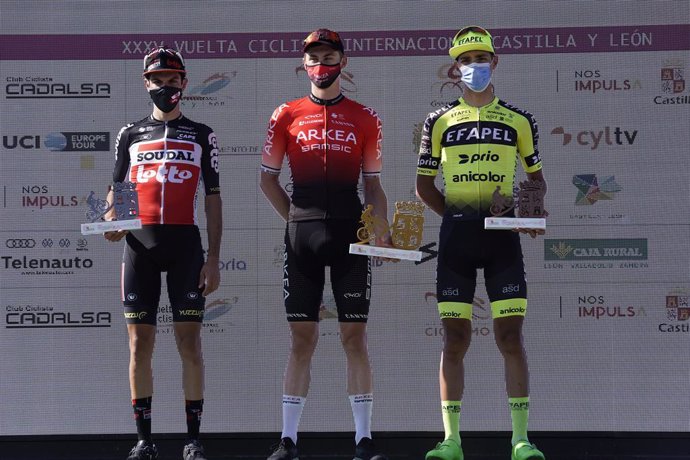 El francés Matis Louvel (en el centro), ganador de la Vuelta a Castilla y León, por delante de Oldani (a su derecha) y Moreira (a su izquierda).
