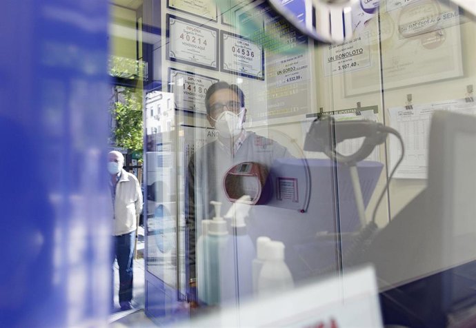 Archivo - Un lotero en una administración