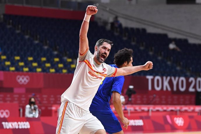 28 July 2021, Japan, Tokyo: Spain's Raul Entrerrios celebrates scoring a goal during the Men's Preliminary Round Group A handball match between Brazil and Spain at the Yoyogi National Stadium, part of the Tokyo 2020 Olympic Games. Photo: Swen Pfrtner/d